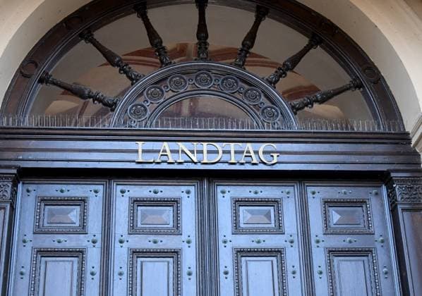 Schriftzug Landtag ueber dem maechtigen Eingangsportal im Schweriner Schloss, dem Sitz des Landtags von Mecklenburg-Vorpommern. *** State parliament lettering above the mighty entrance portal in Schwerin Castle, the seat of the state parliament of Mecklenburg-Vorpommern