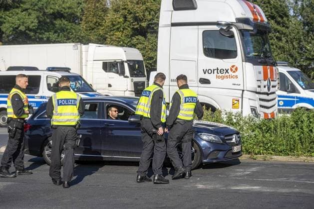 News Bilder des Tages Grenzkontrollen starten - Reportage von der Autobahn A40 Venlo Parkplatz Tomm-Heide ** NUR FÜR REDAKTIONELLE ZWECKE ** EDITORIAL USE ONLY **<p>Polizeibeamte kontrollieren am 16.9.2024 ein erstes Fahrzeug aus Belgienauf dem Rastplatz Tommheide bei Wankum. Grenzkontrollen werden an den Binnengrenzen ab heute wieder eingeführt Foto : Arnulf Stoffel Funke Foto Services < p> Buntes Deutschland NRW Wankum Copyright: ArnulfxStoffel *** Border controls start Reportage from the A40 freeway Venlo Tomm Heide parking lot FOR EDITORIAL PURPOSES ONLY EDITORIAL USE ONLY p Police officers check a first vehicle from Belgium at the Tommheide rest area near Wankum on 16 9 2024 Border controls will be reintroduced at the internal borders from today Photo Copyright: ArnulfxStoffel doc7x7h34bk89iyi3ublek ,EDITORIAL USE ONLY