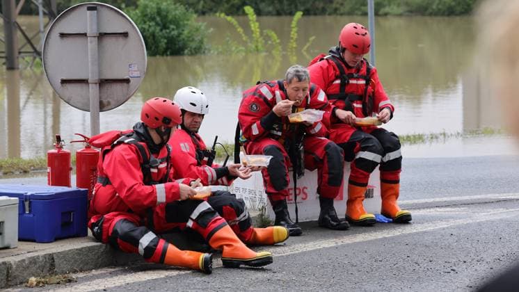 News Themen der Woche KW38 News Bilder des Tages Hochwasser in Tschechien Firefighters are seen during a pause for refreshment during an intervention at the flooded river Odra, in Ostrava, Czech Republic, on September 16, 2024. (CTKxPhoto PetrxSznapka) CTKPhotoP2024091608842  CTKPhotoP2024091608842
