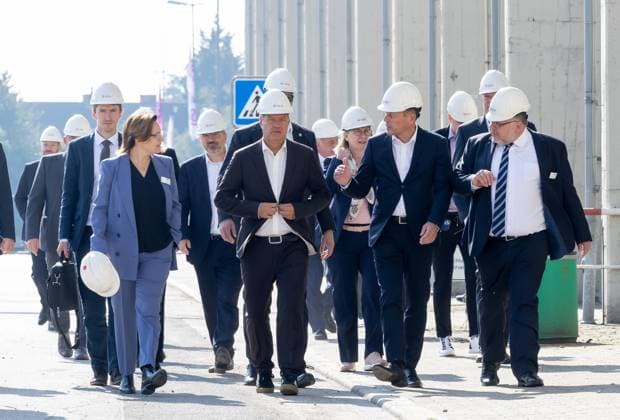News Bilder des Tages Produktion grüner Wasserstoff bei Evonik Bundeswirtschaftsminister Robert Habeck, Buendnis 90 Die Gruenen besichtigt die Anlagen auf dem Werksgeländen von Evonik im Chemiepark Herne. Mit Hilfe eines Elektrolyseurs grüner Wasserstoff hergestellt werden soll, aufgenomman am 16.09.2024 in Herne, mit dabei Thomas Wessel. Personalvorstand Evonik AG Herne Germany *** Production of green hydrogen at Evonik Federal Minister of Economics Robert Habeck, Buendnis 90 Die Gruenen visits the facilities on Evoniks premises in the Herne Chemical Park Green hydrogen is to be produced with the help of an electrolyzer, recorded on 16 09 2024 in Herne, with Thomas Wessel Chief Human Resources Officer Evonik AG Herne Germany