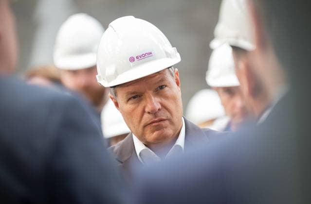 Produktion grüner Wasserstoff bei Evonik Bundeswirtschaftsminister Robert Habeck, Buendnis 90 Die Gruenen besichtigt die Anlagen auf dem Werksgeländen von Evonik im Chemiepark Herne. Mit Hilfe eines Elektrolyseurs grüner Wasserstoff hergestellt werden soll, aufgenomman am 16.09.2024 in Herne Herne Germany *** Production of green hydrogen at Evonik Federal Minister of Economics Robert Habeck, Buendnis 90 Die Gruenen visits the facilities on Evoniks premises in the Herne Chemical Park Green hydrogen is to be produced with the help of an electrolyzer, recorded on 16 09 2024 in Herne Herne Germany
