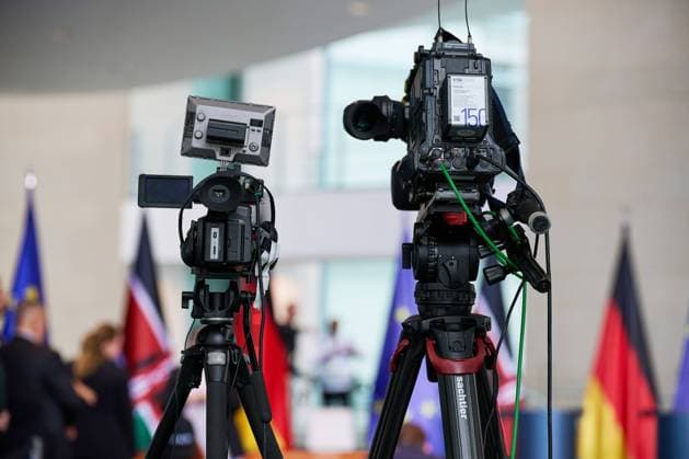 Fernsehkameras auf Stativen bei einer Pressekonferenz im Bundeskanzleramt in Berlin (Themenfoto vom 13.09.2024). *** Local Caption *** EDITORIAL USE ONLY *** TV cameras on tripods at a press conference at the Federal Chancellery in Berlin Subject photo from 13 09 2024 Local Caption EDITORIAL USE ONLY Copyright: epd-bild ChristianxDitsch D24D0913MedienTVKameras140944