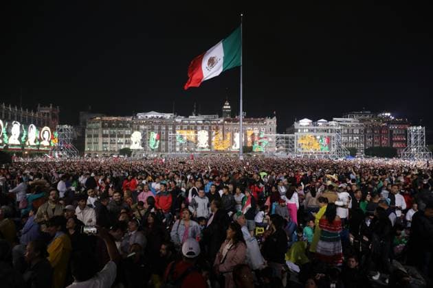 Hundred of people attending at Zocalo in the main square to listen Mexican President Lopez Obrador shout the 214th Anniversary of Mexico s Independence Day. Mexico City Mexico - ZUMAe321 20240915_zia_e321_015 Copyright: xIanxRoblesx