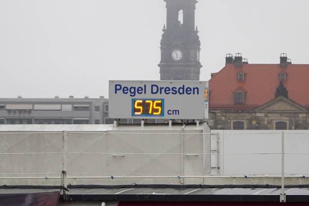 News Themen der Woche KW38 News Bilder des Tages Dresden - Hochwasser-Situation an der Elbe spitzt sich zu: Alarmstufe 3 soll am Dienstag erreicht werden 16.09.2024 gegen 17 Uhr Stadtgebiet Dresden Der Hochwasserpegel der Elbe ist in den vergangenen Stunden langsam weiter angestiegen. Am Montagabend lag die Wasserhöhe bei 5,75 Metern und damit noch in der Hochwasser-Alarmstufe 2. Alarmstufe 3 sollte jedoch schon am Dienstag erreicht werden. Diese gilt ab sechs Metern. An mehreren Stellen ist das Wasser über die Ufer getreten - unter anderem am bekannten Terrassenufer in der Dresdner Altstadt. Stadt und Feuerwehr in Dresden sind mit dem Verlauf der Vorbereitungen auf das Hochwasser zufrieden. So wurden unter anderem mehrere Spundwände am Elbufer angebracht. Dresden Sachsen Deutschland Copyright: xEHLxMedia Erik-HolmxLanghofx 20240916_hochwasser-elbe-dresden-2_7