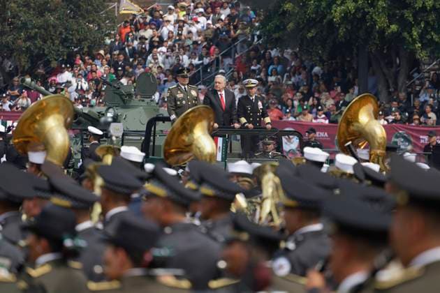 Mexiko, Militärparade zum Unabhängigkeitstag in Mexiko-Stadt Military Civic Parade On The Occasion Of The 214th Anniversary Of The Independence Of Mexico Andres Manuel Lopez Obrador, President of Mexico, is accompanied by General Luis Cresencio Sandoval Gonzalez and Admiral Jose Rafael Ojeda during the Military Civic Parade in the Zocalo in Mexico City, Mexico, on September 16, 2024, on the occasion of the 214th Anniversary of the Independence of Mexico. Mexico City Mexico City Mexico  Copyright: xGerardoxVieyrax originalFilename: vieyra-notitle240916_np2bW.jpg
