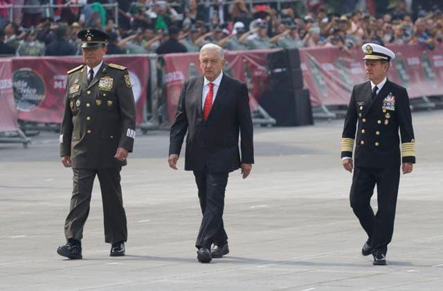 Mexiko, Militärparade zum Unabhängigkeitstag in Mexiko-Stadt Military Civic Parade On The Occasion Of The 214th Anniversary Of The Independence Of Mexico Andres Manuel Lopez Obrador (center), President of Mexico, General Luis Cresencio Sandoval Gonzalez (left), and Admiral Jose Rafael Ojeda (right), during the Military Civic Parade in Mexico City, Mexico, on September 16, 2024, on the occasion of the 214th Anniversary of Mexico s Independence. Mexico City Mexico City Mexico  Copyright: xGerardoxVieyrax originalFilename: vieyra-notitle240916_np9Tq.jpg