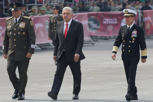 Mexiko, Militärparade zum Unabhängigkeitstag in Mexiko-Stadt Military Civic Parade On The Occasion Of The 214th Anniversary Of The Independence Of Mexico Andres Manuel Lopez Obrador (center), President of Mexico, General Luis Cresencio Sandoval Gonzalez (left), and Admiral Jose Rafael Ojeda (right), during the Military Civic Parade in Mexico City, Mexico, on September 16, 2024, on the occasion of the 214th Anniversary of Mexico s Independence. Mexico City Mexico City Mexico  Copyright: xGerardoxVieyrax originalFilename: vieyra-notitle240916_npngo.jpg