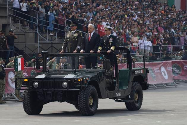 Mexiko, Militärparade zum Unabhängigkeitstag in Mexiko-Stadt Military Civic Parade On The Occasion Of The 214th Anniversary Of The Independence Of Mexico Andres Manuel Lopez Obrador, President of Mexico, is accompanied by General Luis Cresencio Sandoval Gonzalez and Admiral Jose Rafael Ojeda during the Military Civic Parade in the Zocalo in Mexico City, Mexico, on September 16, 2024, on the occasion of the 214th Anniversary of the Independence of Mexico. Mexico City Mexico City Mexico  Copyright: xGerardoxVieyrax originalFilename: vieyra-notitle240916_npqPJ.jpg