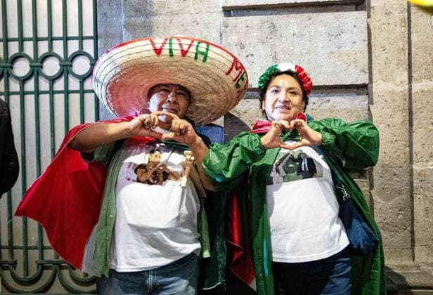 News Bilder des Tages 214th Commemoration of Mexico s Independence Day Hundred of people attending at Zocalo in the main square to join the celebration of the 214th Anniversary of Mexico s Independence Day. on September 15, 2024 in Mexico City, Mexico. Mexico City CDMX Mexico Copyright: xEssenexHernandezx