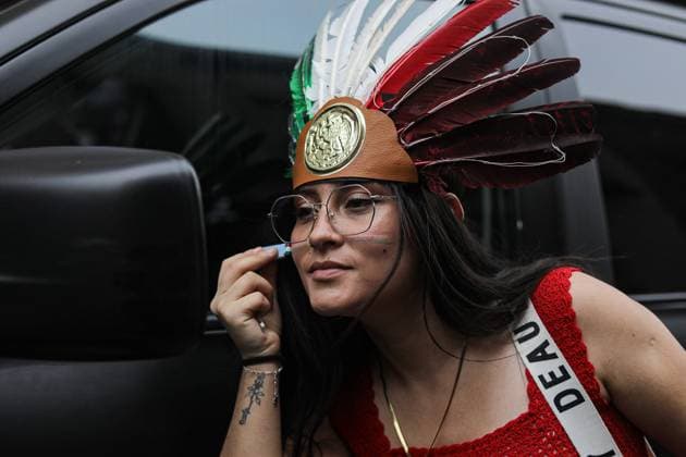 214th Commemoration of Mexico s Independence Day A woman wearing a penacho with colors of Mexican flag attending at Zocalo in the main square to celebrate the 214th Anniversary of Mexico s Independence Day. on September 15, 2024 in Mexico City, Mexico. Mexico City CDMX Mexico Copyright: xIanxRoblesx