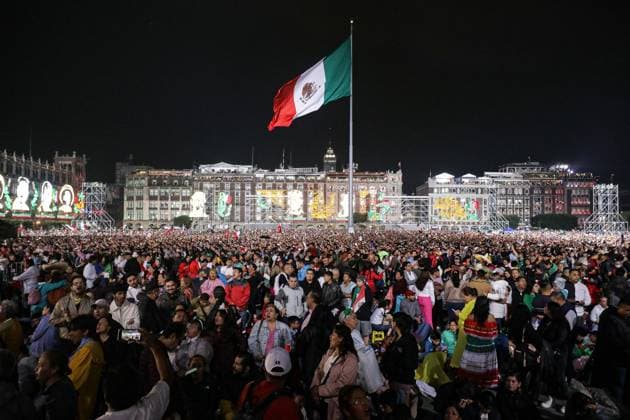 214th Commemoration of Mexico s Independence Day Hundreds of thousands of people attending at Zocalo in the main square to listen Mexican President Lopez Obrador shout the 214th Anniversary of Mexico s Independence Day. on September 15, 2024 in Mexico City, Mexico. Mexico City CDMX Mexico Copyright: xIanxRoblesx