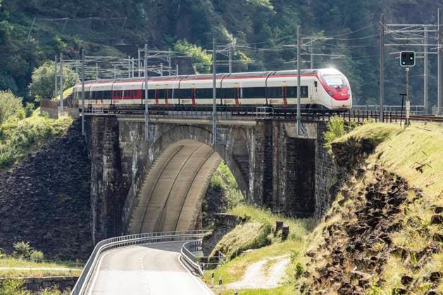 Bahnstrecke bei Faido mit Zug. 10.08.2024: Faido, Kanton Tessin, Schweiz *** Railroad line near Faido with train 10 08 2024 Faido, Canton Ticino, Switzerland