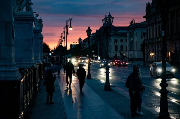 Sonnenuntergang in Unter den Linder an einem Regentag in Berlin am 13. September 2024. Herbstliches Wetter in Berlin *** Sunset in Unter den Linder on a rainy day in Berlin on September 13, 2024 Autumn weather in Berlin