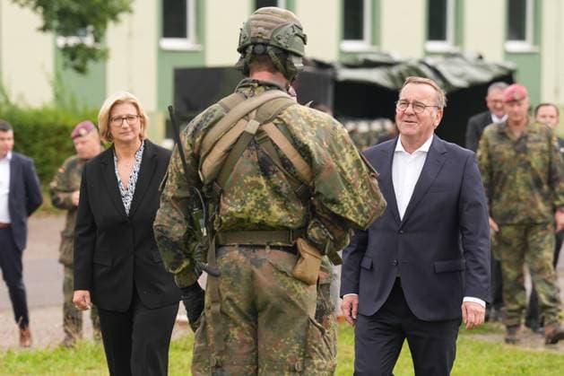 News Themen der Woche KW38 News Bilder des Tages Verteidigungsminister Pistorius und Ministerpraesidentin Rehlinger besuchen die Luftlandebrigade 1 Verteidigungsminister Boris Pistorius gemeinsam mit Ministerpraesidentin Anke Rehlinger und einem Soldaten beim Besuch der Luftlandebrigade 1 (LLBrig1) der Bundeswehr , Saarlouis, 17.09.2024 Saarlouis Saarland Deutschland *** Defense Minister Pistorius and State Premier Rehlinger visit Airborne Brigade 1 Defense Minister Boris Pistorius together with State Premier Anke Rehlinger and a soldier during a visit to Airborne Brigade 1 LLBrig1 of the German Armed Forces , Saarlouis, 17 09 2024 Saarlouis Saarland Germany