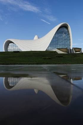 Baku Daily Life And Economy A view of the Heydar Aliyev Center in Baku, Azerbaijan on September 16, 2024. Baku Azerbaijan  Copyright: xJakubxPorzyckix originalFilename: porzycki-bakudail240916_np90e.jpg