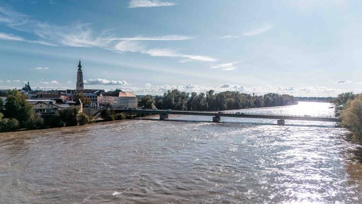 News Themen der Woche KW38 News Bilder des Tages 17.09.2024, Braunau am Inn, AUT, Unterwegs in Oberösterreich, Hochwasser 2024, Luftaufnahme, Braunau, Staatsgrenze, Alte Brücke, im Bild Luftaufnahme, Stadt Braunau, Inn, Hochwasser, Sonnenschein, Stadtplatz, *** 17 09 2024, Braunau am Inn, AUT, On the road in Upper Austria, Flood 2024, aerial view, Braunau, state border, old bridge, in the picture aerial view, city of Braunau, Inn, flood, sunshine, town square,