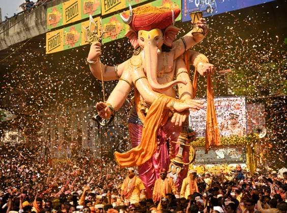 News Themen der Woche KW38 News Bilder des Tages September 17, 2024, Mumbai, Maharashtra, India: People carry an idol of the Hindu god Ganesh for immersion into the Arabian Sea on the last day of Ganesh Chaturthi in Mumbai, September 17, 2024 Mumbai India - ZUMAn310 20240917_zip_n310_009 Copyright: xDeepxNairx