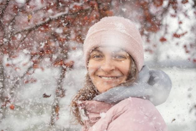 Winter Elegance: Portrait of a Beautiful Girl in a Snowy European Village. Winter lifestyle portrait of cheerful pretty girl. Smiling and having fun in the snow park. Snowflakes falling down. Christmas Radiance: Capturing Winter Elegance in the Snowy Ambi Winter Elegance: Portrait of a Beautiful Girl in a Snowy European Village ,model released, Symbolfoto Copyright: xZoonar.com AndrIixKovnirx 22162319 ,model released, Symbolfoto ,property released