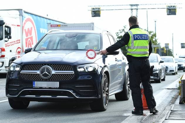 Grenzkontrollen an der deutsch-österreichischen Grenze am 17.09.2024 am Grenzübergang Walserberg Grenzkontrollen der Bayerischen Bereitschaftspolizei und Bundespolizei am 17.09.2024 an der deutsch-österreichischen Grenze am Grenzübergang Walserberg. *** Border controls at the German-Austrian border on 17 September 2024 at the Walserberg border crossing Border controls by the Bavarian riot police and federal police on 17 September 2024 at the German-Austrian border at the Walserberg border crossing xRx