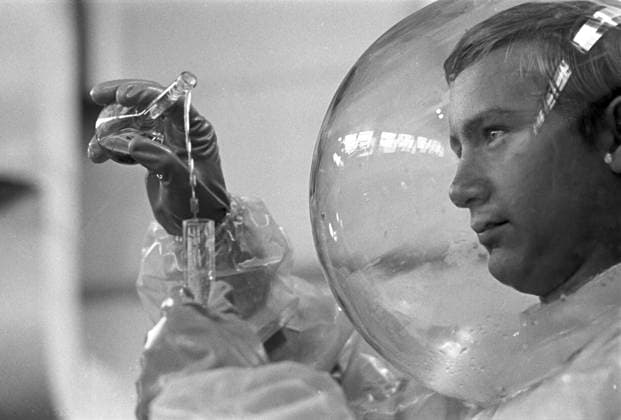 Archivbilder der Woche KW38 USSR Academy of Sciences Hydrobiology Institute 5778800 05.03.1973 Ukrainian SSR. USSR Academy of Sciences Hydrobiology Institute (now Hydrobiology Institute of the Ukrainian National Academy of Sciences). Laboratory worker K. Zalishchuk conducts research (wearing a radiation suit) with radioactive substances. S. Kryachko Kiev Ukraine  Copyright: xS.xKryachkox