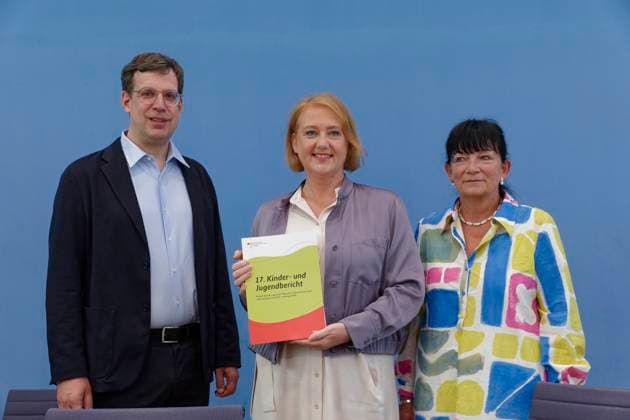 News Themen der Woche KW38 News Bilder des Tages Kinder- und Jugendbericht vorgestellt 2024-09-18 Deutschland, Berlin Bundespressekonferenz: Vorstellung des 17. Kinder- und Jugendberichts. Im Bild v. l. Dominik Ringler, Mitglied der Berichtskommission für das Kompetenzzentrum für Kinder- und Jugendbeteiligung Brandenburg, Lisa Paus (Bündnis 90 Die Grünen), Bundesministerin für Familie, Senioren, Frauen und Jugend, und Prof. Dr. Karin Böllert, Kommissionsvorsitzende für die Arbeitsgemeinschaft Kinder- und Jugendhilfe (Universität Münster). *** Children and Youth Report presented 2024 09 18 Germany, Berlin Federal Press Conference Presentation of the 17th Children and Youth Report From left to right