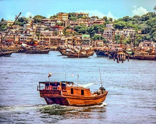 Archivbilder der Woche KW38 Cheung Chau Island August 2, 1981, Cheung Chau Island, China: Chinese fishing boats in Cheung Chau island harbor. Traditionally a fishing village, the island, 6.2 miles (10 km) by ferry from Hong Kong, has become a major tourist attraction in recent years. Cheung Chau Island China  Copyright: xArnoldxDrapkinx