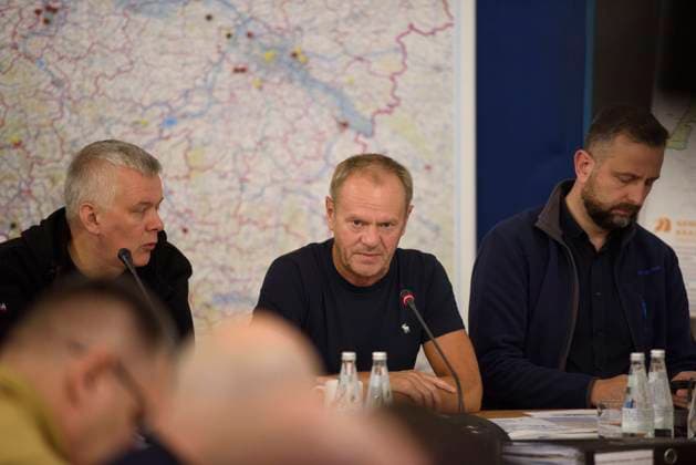 News Themen der Woche KW38 News Bilder des Tages Government s Crisis Staff Meeting Amidst Floods In Southern Poland. Poland s Prime Minister Donald Tusk (C), Deputy Prime Minister and Defence Minister Wladyslaw Kosiniak-Kamysz (R), and Minister of Internal Affairs and Administration, Coordinator of Special Services Tomasz Siemoniak (L) take part in a meeting of the crisis staff at the Voivodeship Office in Wroclaw, Poland, on September 18, 2024. The Polish government calls a special meeting after Prime Minister Tusk orders the government to prepare an ordinance to declare a state of natural disaster over floods in the country. Wroclaw Poland Poland  Copyright: xAleksanderxKalkax originalFilename: kalka-governme240918_npAxy.jpg