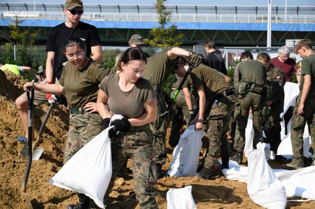 News Themen der Woche KW38 News Bilder des Tages Wroclaw City Prepares For The Flood Wave On The Oder River. People and members of the territorial defense army fill bags with sand as they prepare for the flood wave to reach the southwestern city of Wroclaw, Poland, on September 18, 2024. The government outlines a reconstruction plan once the floodwaters subside, using both state funds and some of the 1.5 billion euros ($1.7 billion) made available by the European Union for impacted countries, Polish Prime Minister Donald Tusk says. Wroclaw Poland  Copyright: xAleksanderxKalkax originalFilename: kalka-wroclawc240918_npTHJ.jpg