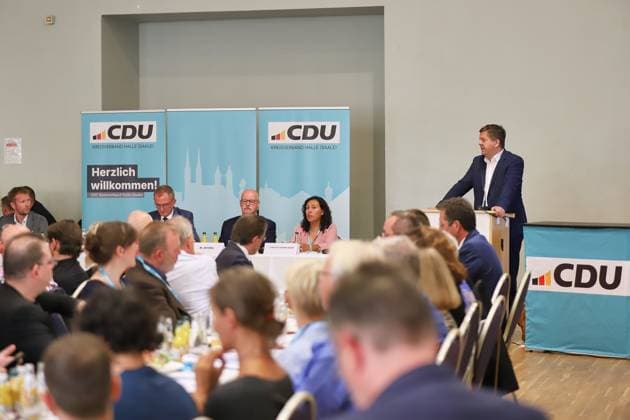 Halle (Saale), Sachsen-Anhalt, Deutschland, 18.09.2024: Ruderhaus Böllberg: Mitgliedervollversammlung für Aufstellung des Oberbürgermeisterkandidaten der CDU Halle: Sven Schulze, CDU-Landesvorsitzender Sachsen-Anhalt und Wirtschaftsminister *** Halle Saale , Saxony-Anhalt, Germany, 18 09 2024 Ruderhaus Böllberg General Meeting for the nomination of the candidate for Lord Mayor of the CDU Halle Sven Schulze, CDU State Chairman Saxony-Anhalt and Minister of Economic Affairs Copyright: xdtsxNachrichtenagenturx dts_46639