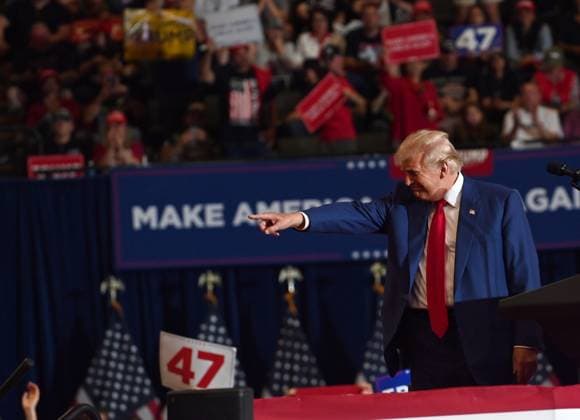 News Themen der Woche KW38 News Bilder des Tages September 18, 2024, New York, New York, USA: September 18, 2024 - Uniondale, NY USA - Former President Donald Trump holds his election rally at Nassau Coliseum in Uniondale, New York, and brings out a large crowd that filled the 16,000 seat stadium. Some supporters arrived the night before to be able to have a good spot in line. The Secret Service started letting people in around 3pm. He spoke for 1.5 hours. ( Photo Andrea RENAULT Zuma Press) New York USA - ZUMAg115 20240918_faf_g115_122 Copyright: xAndreaxRenaultx