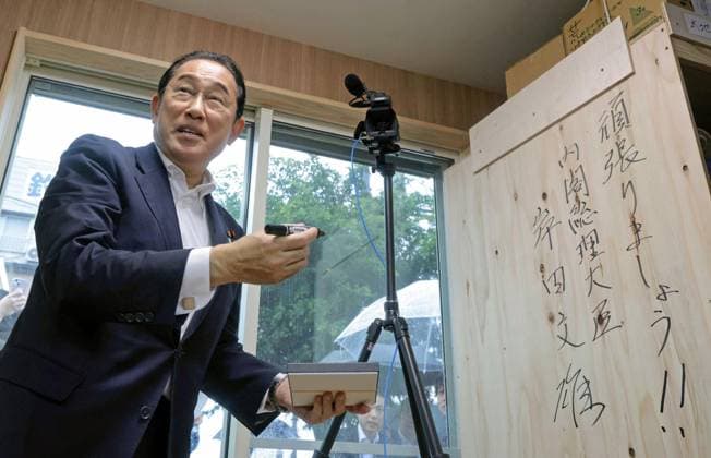 News Themen der Woche KW38 News Bilder des Tages Japan PM visits quake-hit Ishikawa Pref. city Japanese Prime Minister Fumio Kishida writes a message on Sept. 19, 2024, during a visit to a temporary workshop for traditional lacquerware in Wajima in the central Japan prefecture of Ishikawa that was built after a powerful earthquake hit the region on Jan. 1. (Pool photo)  A14AA0003457628P