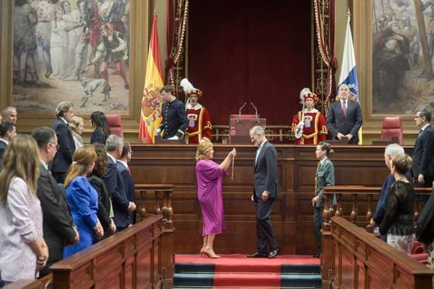 Entertainment Themen der Woche KW39 Entertainment Bilder des Tages Felipe VI receives the Gold Medal of the Parliament in Tenerife The President of the Parliament of the Canary Islands, Astrid Pérez, presents the Gold Medal of the Parliament of the Canary Islands to King Felipe VI, on September 19, 2024, in Santa Cruz de Tenerife, Tenerife, Canary Islands Spain The medal is the highest distinction of the Parliament of the Canary Islands, as a symbol of gratitude and collective commitment to the monarchy In addition, he will visit the historic center in Las Palmas de Gran Canaria as an act prior to the Cotec Europa 2024 Meeting that will take place tomorrow Friday 19 SEPTEMBER 2024 PARLIAMENT CANARY ISLANDS TENERIFE Europa Press Canary Islands 19 09 2024 Santa Cruz de Tenerife, Tenerife Santa Cruz de Tener  Copyright: xEuropaxPressxCanariasx 6221595