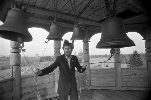 Archivbilder der Woche KW38 Arkhangelsk Region 8768575 15.10.1984 Valery Lokhansky, teacher of the Arkhangelsk College of Music, one of the founders of the revival of Orthodox bell art, in the Malye Korely museum of wooden architecture, Arkhangelsk Region. Rudolf Kucherov Arkhangelsk region Russia  Copyright: xRudolfxKucherovx