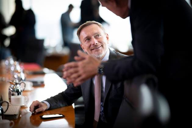 Christian Lindner, cabinet meeting DEU, Deutschland, Germany, Berlin, 18.09.2024 Christian Lindner , Bundesfinanzminister FDP vor der Kabinettssitzung im Berliner Kanzleramt Bundeskanzleramt in Berlin Deutschland en: Christian Lindner , German Federal Minister of Finance FDP during a cabinet meeting at the chancellor office in Berlin Germany *** Christian Lindner, cabinet meeting DEU, Deutschland, Germany, Berlin, 18 09 2024 Christian Lindner , German Federal Minister of Finance FDP before the cabinet meeting at the chancellor office in Berlin Federal Chancellery in Berlin Germany en Christian Lindner , German Federal Minister of Finance FDP during a cabinet meeting at the chancellor office in Berlin Germany