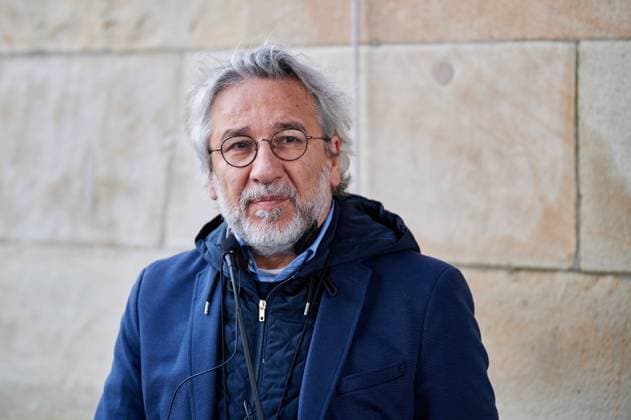 Bilder des Jahres 2024, Entertainment 09 September Entertainment Themen der Woche KW39 News Bilder des Tages Autor und Journalist Can Dündar anlässlich Enthüllung der Gedenktafel für den türkischen Sänger und Komponisten Ne??et Erta?? (Neset Ertas) am U-Bahnhof Bülowstraße in Berlin-Schöneberg. Author and journalist Can Dündar on the occasion of the unveiling of the memorial plaque to the Turkish singer and composer Ne??et Erta?? (Neset Ertas) at Bülowstraße subway station in Berlin-Schöneberg. snapshot-photography F.Boillot *** Author and journalist Can Dündar on the occasion of the unveiling of the memorial plaque to the Turkish singer and composer Ne et Erta Neset Ertas at Bülowstraße subway station in Berlin Schöneberg Author and journalist Can Dündar on the occasion of the unveiling of the memorial plaque to the Turkish singer and composer