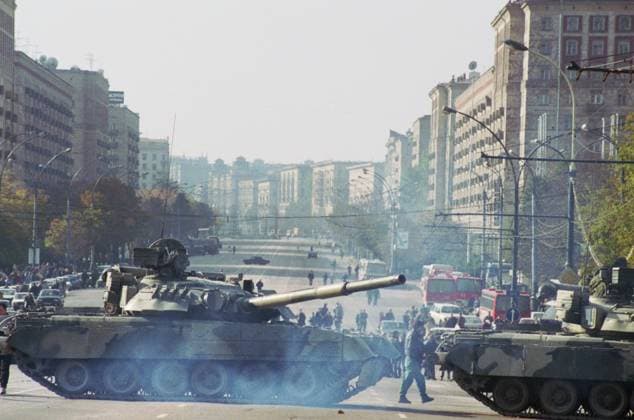 Archivbilder der Woche KW38 Moscow, Russia. Tanks of the Taman Division, which took the side of the Russian President, stand on Kutuzovsky Prospekt during the escalating confrontation between the Supreme Soviet of the Russian Federation and Russian President Boris Yeltsin. Boris Kavashkin TASS  32486621