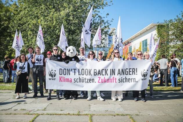News Bilder des Tages WWF-Aktivisten beim Klimastreik in Berlin vor dem Bundeskanzleramt, Fridays for Future ruft zum Bundesweiten Klimastreik auf, 20.9.2024, Bundeskanzleramt, Berlin, Deutschland *** WWF activists at the climate strike in Berlin in front of the Federal Chancellery, Fridays for Future calls for a nationwide climate strike, 20 9 2024, Federal Chancellery, Berlin, Germany kreativmedia-klimastreik200924-5