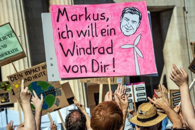 Bilder des Jahres 2024, News 09 September News Themen der Woche KW38 News Bilder des Tages Globaler Klimastreik von Fridays for Future, Königsplatz. Schild: Markus ich will ein Windrad von Dir!, München, 20. September 2024 Deutschland, München, 20. September 2024, Schild: Markus, ich will ein Windrad von Dir!, Globaler Klimastreik von Fridays for Future, auf dem Königsplatz, ca. 3000 bis 4000 Teilnehmer, Motto Now For Future , Teilnehmer demonstrieren für Klimagerechtigkeit, fordern klimagerechte Politik, Bayern, *** Global climate strike by Fridays for Future, Königsplatz sign Markus I want a wind turbine from you , Munich, September 20, 2024 Germany, Munich, September 20, 2024, Sign Markus, I want a wind turbine from you , Global climate strike by Fridays for Future, on Königsplatz, approx. 3000 to 4000 participants, mott