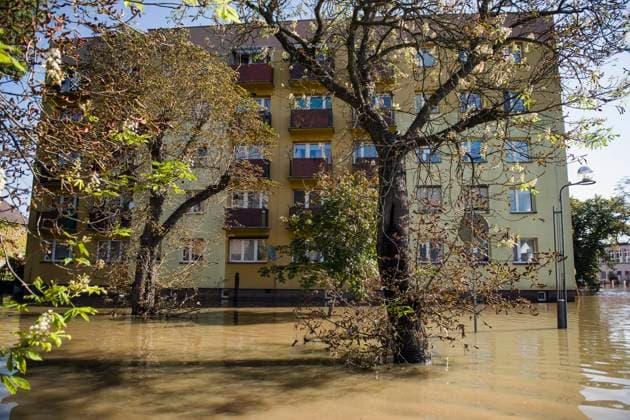 News Themen der Woche KW38 News Bilder des Tages September 20, 2024, Lewin Brzeski, Poland: A view of a flooded apartment building in Lewin Brzeski city in southern Poland. In southwestern Poland, heavy rains and cyclones sweeping through central Europe have led to severe flooding. Rivers such as the Odra, Bystrzyca or Nysa K?odzka in Kantorowice and Lewin Brzeski city experienced a sharp rise in water levels, causing numerous floods and the breach of flood embankments. Authorities are working to manage the situation, with ongoing efforts to prevent further damage. Lewin Brzeski Poland - ZUMAs197 20240920_aab_s197_027 Copyright: xAttilaxHusejnowx