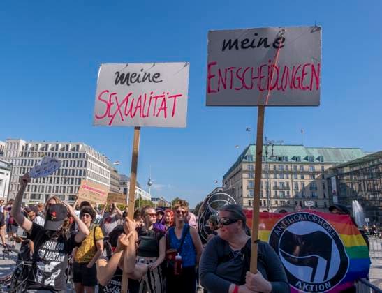Bilder des Jahres 2024, News 09 September News Themen der Woche KW38 News Bilder des Tages Gegendemonstranten zum Marsch fuer das Leben der Abtreibungsgegner (im Hintergrund) am Samstag (21.09.2024) in Berlin. Mit einem Aktionstag fuer sexuelle Selbstbestimmung und dem 20. Marsch fuer das Leben ist in Berlin fuer und gegen das Recht auf Schwangerschaftsabbrueche demonstriert worden. An Kundgebungen auf beiden Seiten des Brandenburger Tores schlossen sich am Samstag Aufzuege in verschiedene Richtungen an. Am Marsch fuer das Leben der Abtreibungsgegner schaetzte die Polizei die Zahl der Teilnehmerinnen und Teilnehmer im unteren vierstelligen Bereich. An der Demonstration fuer das Recht auf Abtreibungen beteiligten sich laut Polizei rund mehrere Hundert Menschen. (Siehe epd-Meldung vom 21.09.2024) EDITORIAL USE ONLY *** Counte Copyright: epd-bild RolfxZoellner _DSF6236