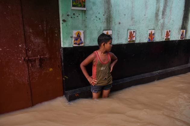Bilder des Jahres 2024, News 09 September News Themen der Woche KW38 News Bilder des Tages Flood In West Bengal. A boy stands amidst a flooded road in Kolkata, India, on September 21, 2024. Many regions of Kolkata experience flash floods during high tide over the River Ganges, coupled with the alleged release of water from the Damodar Valley Corporation dam, which reaches capacity due to heavy rain last week, according to reports. Kolkata India  Copyright: xDebarchanxChatterjeex originalFilename: chatterjee-notitle240921_npN4F.jpg