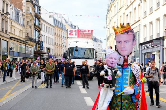 Bilder des Jahres 2024, News 09 September News Themen der Woche KW38 Anti-Government Protest In Paris, France Michel Barnier and Emmanuel Macron caricature during a protest against the Macron-Barnier government, in Paris, on September 21, 2024. France s new premier said he hoped to finalise a long-awaited government before September 22, 2024 , as President Emmanuel Macron weighed a line-up that marks a shift to the right, with left-wingers due to protest on September 21, 2024. Paris France  Copyright: xVincentxKoebelx originalFilename: koebel-notitle240921_npouT.jpg
