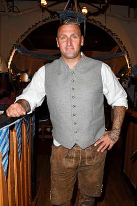 Kevin Kuske beim Wiesn-Anstich zum Oktoberfest 2024 im Hofbräu Berlin. Berlin, 21.09.2024 *** Kevin Kuske at the Wiesn tapping for Oktoberfest 2024 at Hofbräu Berlin Berlin, 21 09 2024 Foto:xN.xKubelkax xFuturexImagex fassanstich_4955