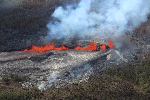 Bilder des Jahres 2024, News 09 September News Themen der Woche KW38 News Bilder des Tages September 22, 2024, Kilauea, Hi, United States of America: Lava flows cascading over the rim inside the Napau Crater of the Kilauea volcano caused by the recent East Rift Zone eruption at Hawaii Volcanoes National Park, September 19, 2024 in Hawaii. Kilauea United States of America - ZUMAp138 20240922_zaa_p138_001 Copyright: xMichaelxZoeller Usgsx
