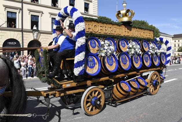News Themen der Woche KW38 News Bilder des Tages Trachten- und Schützenzug am Oktoberfest in München 2024 Ein besonderer Höhepunkt des Oktoberfest ist der Trachten- und Schützenzug am Eröffnungswochenende durch die Münchner Innenstadt vor tausenden begeisterter Zuschauern aus aller Welt. Mehr als 9000 Teilnehmer aus ganz Deutschland und angrenzenden Ländern bilden mit ihren farbenprächtigen Folklore- , Trachten- und Musikgruppen einen rund 7 Kilometer langen Festzug. Neben Brauchtum und Folklore geben die Prachtgespanne der Münchner Brauereien und 40 festlich geschmückte Kutschen der Großveranstaltung einen fotogenen Rahmen. *** Trachten und Schützenzug at the Oktoberfest in Munich 2024 A special highlight of the Oktoberfest is the Trachten und Schützenzug on the opening we