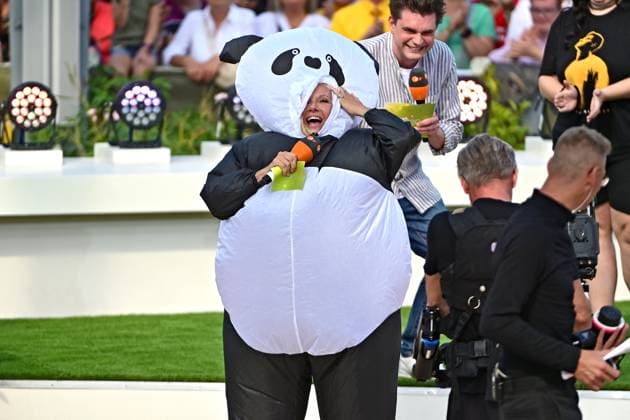 Entertainment Bilder des Tages ZDF - Fernsehgarten. Moderatorin Andrea Kiwi Kiewel während der ZDF - Unterhaltungsshow Fernsehgarten am 22.09.2024 in Mainz. 20240922MWI006911 *** ZDF Fernsehgarten presenter Andrea Kiwi Kiewel during the ZDF entertainment show Fernsehgarten on 22 09 2024 in Mainz 20240922MWI006911