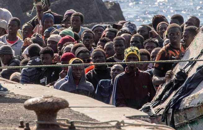 Bilder des Jahres 2024, News 09 September News Themen der Woche KW38 News Bilder des Tages 127 migrants arrive at the port of La Restinga in El Hierro Several migrants on their arrival at the port of La Restinga, on September 22, 2024, in El Hierro, Canary Islands Spain A total of 780 migrants have arrived over the weekend to the Canary Islands The last 127 have been rescued on Sunday afternoon by the vessel Guardamar Caliope and transferred to the port of La Restinga, where they have been disembarked and attended by the emergency services deployed in the port of La Restinga 22 SEPTEMBER 2024 El Hierro, Canary Islands El Hierro, Canary Islands Spain  Copyright: xAntonioxSemperex 6228801