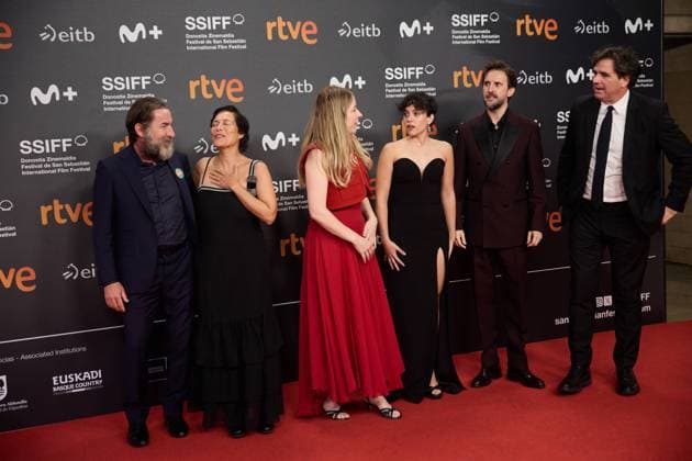 Donostia-San Sebastian, Basque Country, Spain. 22th Sep 2024. Film Festival. SSIFF 72. Antonio De La Torre (Actor), Valerie Delpierre (Executive Producer), Pilar Palomero (Director), Marina Guerola (Actress), Julian Lopez (Actor) and Fernando Bovaira (Producer) on the Kursaal red carpet at the photocall for the Spanish film Â Los destellos GlimmersÂ , part of the Official Selection of the 72nd edition of the San Sebastian International Film Festival Zinemaldia, in Donostia-San Sebastian on September 22, 2024. Credit : Inigo Alzugaray Cordon Press Cordon Press 