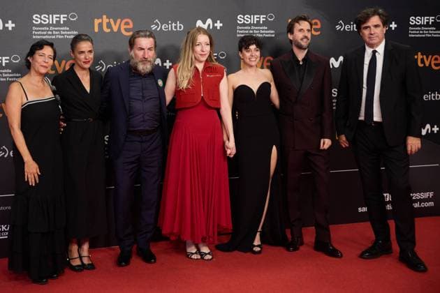 Donostia-San Sebastian, Basque Country, Spain. 22th Sep 2024. Film Festival. SSIFF 72. Valerie Delpierre (Executive Producer), Patricia Lopez Arnaiz (Actress), Antonio De La Torre (Actor), Pilar Palomero (Director), Marina Guerola (Actress), Julian Lopez (Actor) and Fernando Bovaira (Producer) on the Kursaal red carpet at the photocall for the Spanish film  Los destellos Glimmers , part of the Official Selection of the 72nd edition of the San Sebastian International Film Festival Zinemaldia, in Donostia-San Sebastian on September 22, 2024. Credit : Inigo Alzugaray Cordon Press Cordon Press