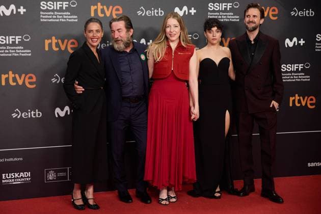 Donostia-San Sebastian, Basque Country, Spain. 22th Sep 2024. Film Festival. SSIFF 72. Patricia Lopez Arnaiz (Actress), Antonio De La Torre (Actor), Pilar Palomero (Director), Marina Guerola (Actress) and Julian Lopez (Actor) on the Kursaal red carpet at the photocall for the Spanish film Â Los destellos GlimmersÂ , part of the Official Selection of the 72nd edition of the San Sebastian International Film Festival Zinemaldia, in Donostia-San Sebastian on September 22, 2024. Credit : Inigo Alzugaray Cordon Press Cordon Press 